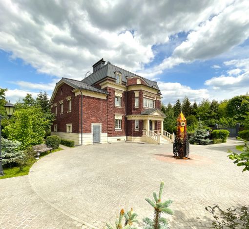 Дом с парком в Поздняково