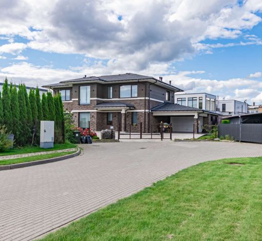 Дом в стиле Райта в Новорижском