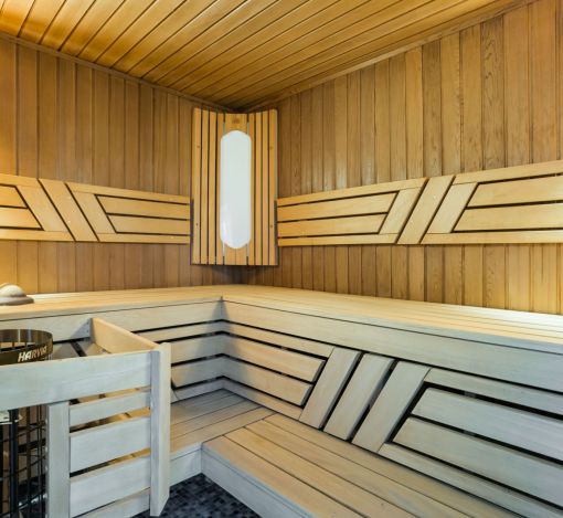 Дом с бассейном в поселке Новинки