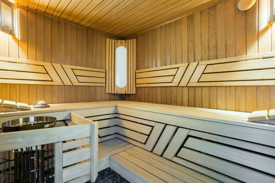 Дом с бассейном в поселке Новинки