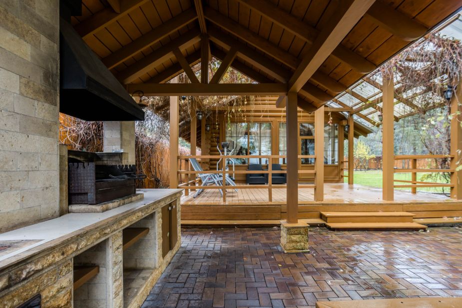 Дом с бассейном в поселке Новинки