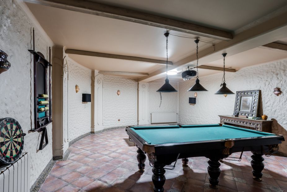 Дом с бассейном в поселке Новинки