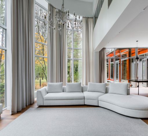 Дом с бассейном в поселке Новинки