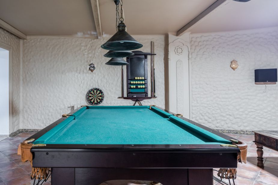 Дом с бассейном в поселке Новинки