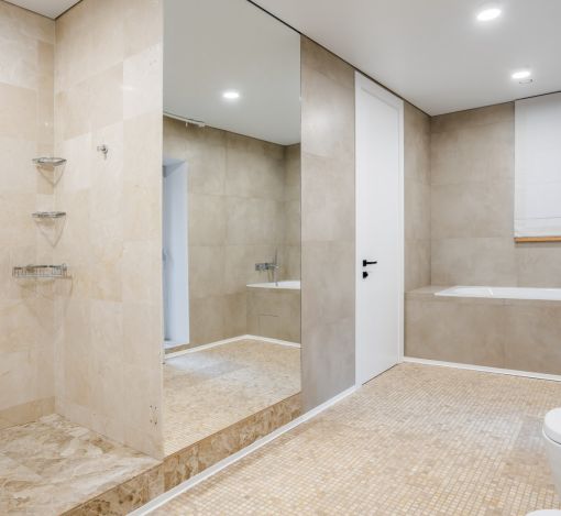 Дом с бассейном в поселке Новинки