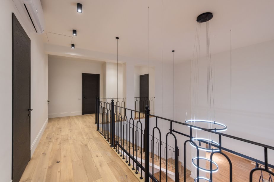 Стильный дом в КП Европа-1