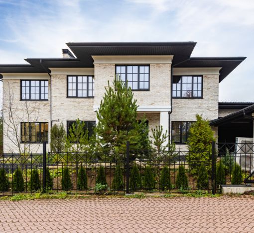 Стильный дом в КП Европа-1