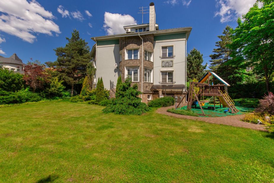 Дом с отделкой в КП Береста