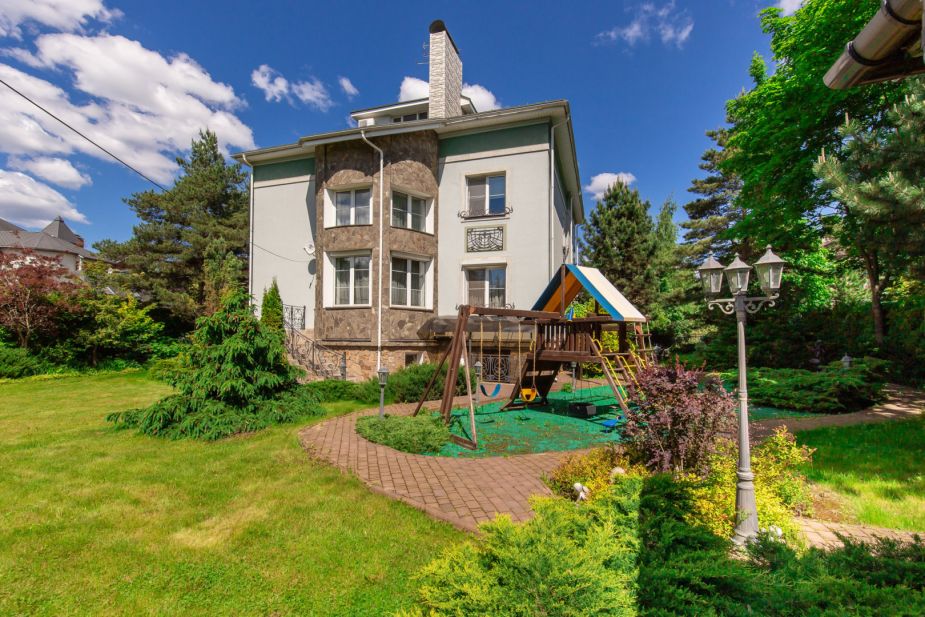 Дом с отделкой в КП Береста