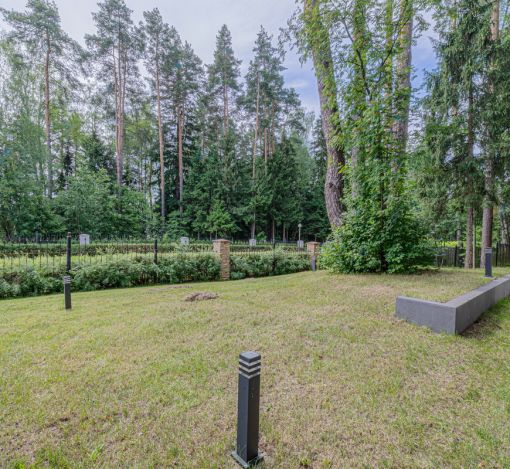 Дом с бассейном в Ренессанс парк