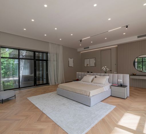 Дом с бассейном в Ренессанс парк