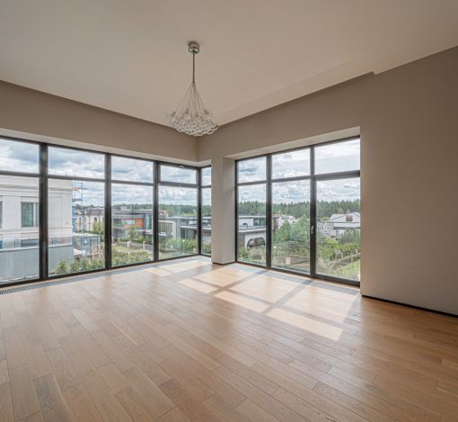 Дом с бассейном в Ренессанс парк