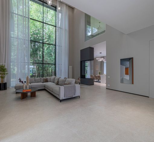 Дом с бассейном в Ренессанс парк