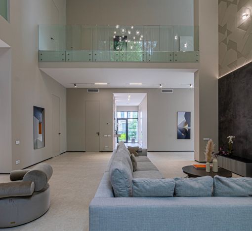 Дом с бассейном в Ренессанс парк