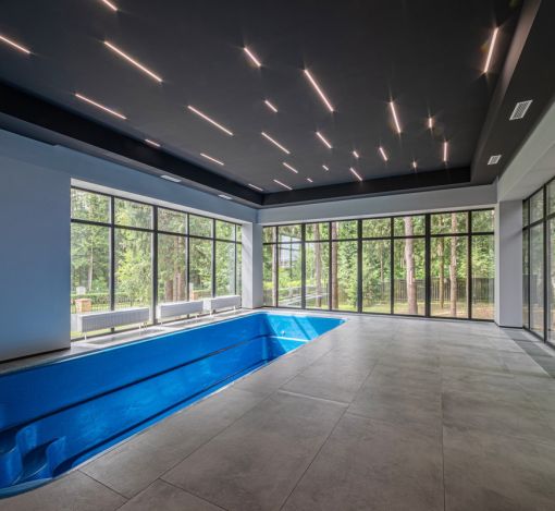 Дом с бассейном в Ренессанс парк