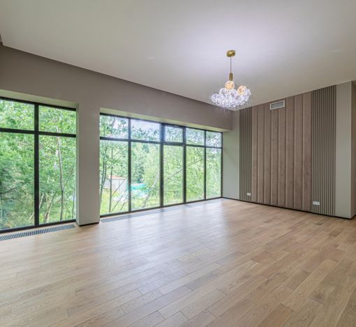 Дом с бассейном в Ренессанс парк