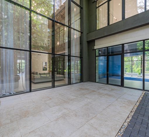 Дом с бассейном в Ренессанс парк