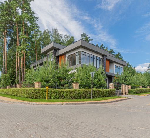 Дом с бассейном в Ренессанс парк