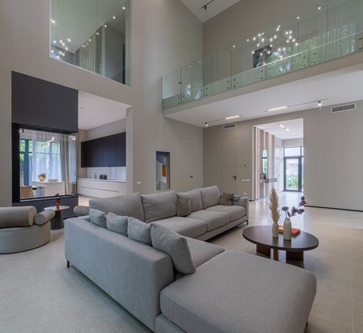 Дом с бассейном в Ренессанс парк