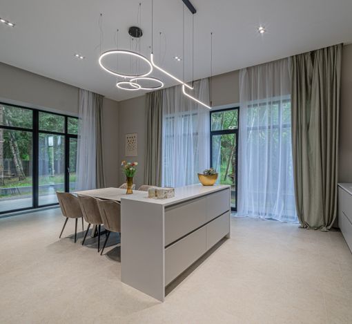 Дом с бассейном в Ренессанс парк