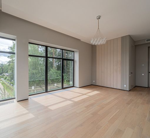 Дом с бассейном в Ренессанс парк