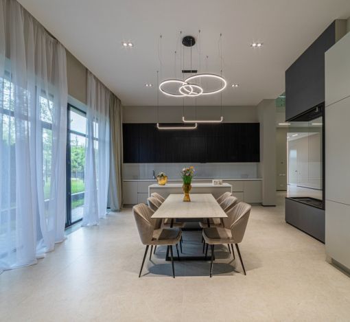 Дом с бассейном в Ренессанс парк