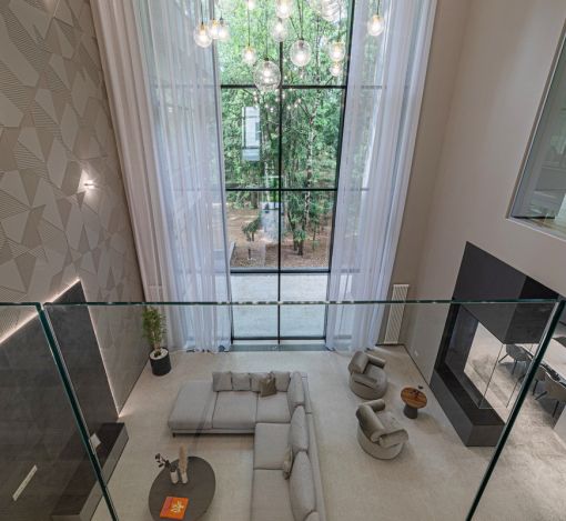 Дом с бассейном в Ренессанс парк