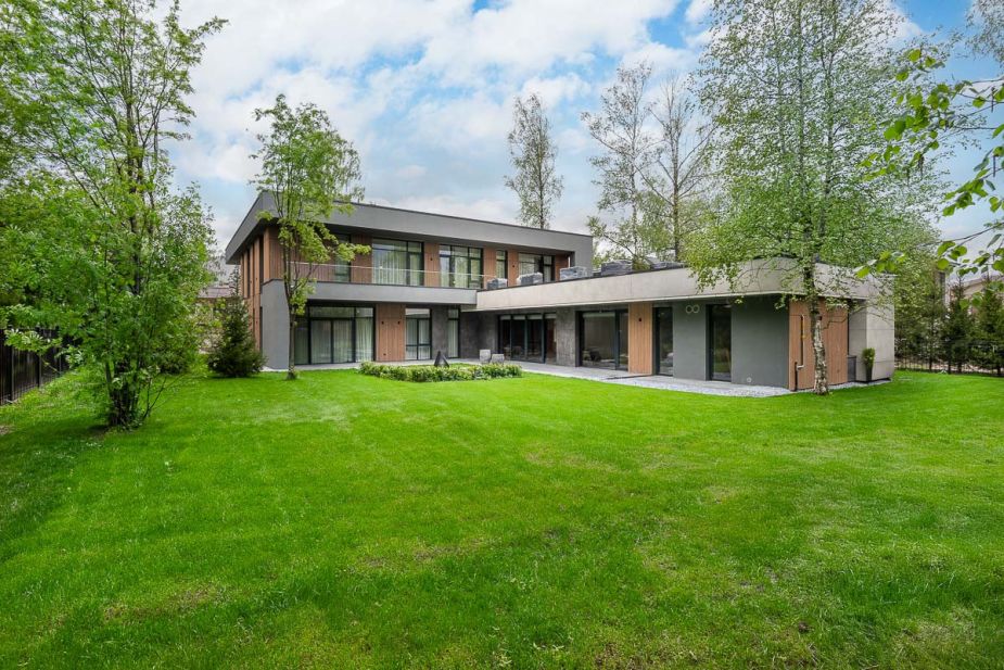 Дом с бассейном в КП Монтевиль