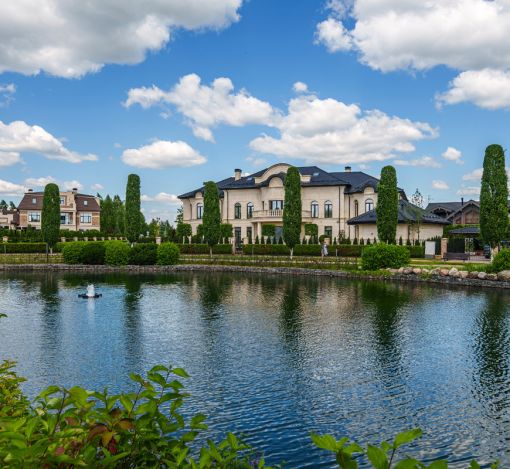 Дом с бассейном в КП Монтевиль