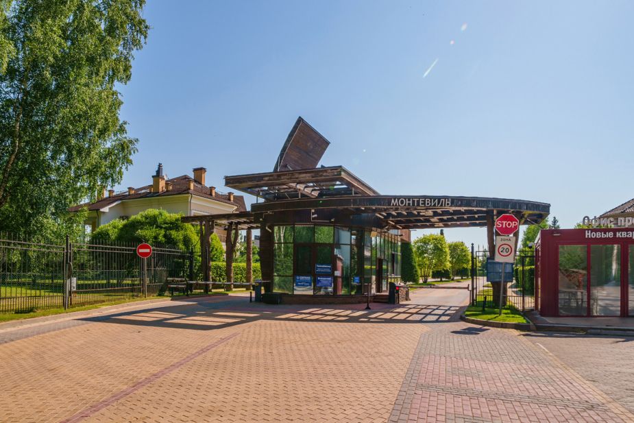 Дом с бассейном в КП Монтевиль