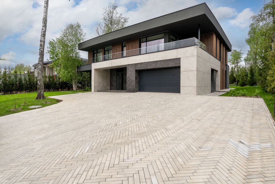 Дом с бассейном в КП Монтевиль