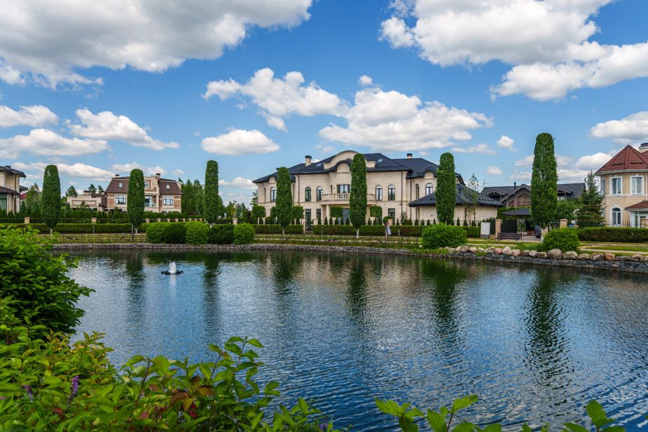 Современный дом в КП Монтевиль