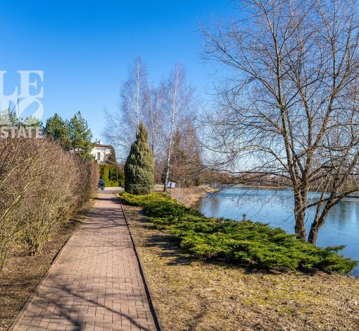 Дом с видом на озеро КП Монолит.