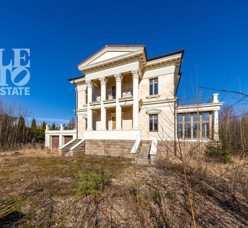 Дом с видом на озеро КП Монолит.