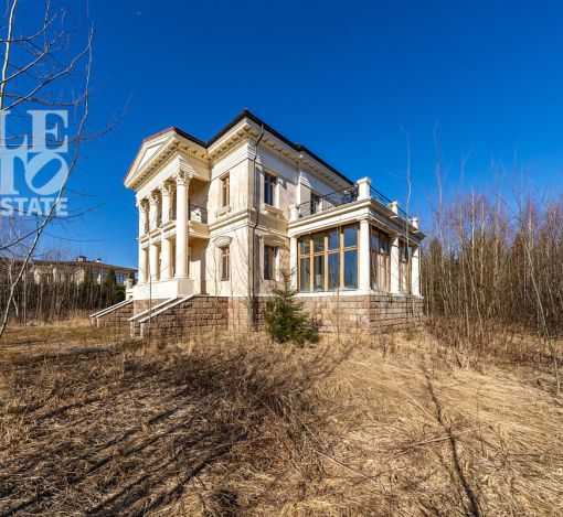 Дом с видом на озеро КП Монолит.