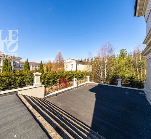 Дом с видом на озеро КП Монолит.