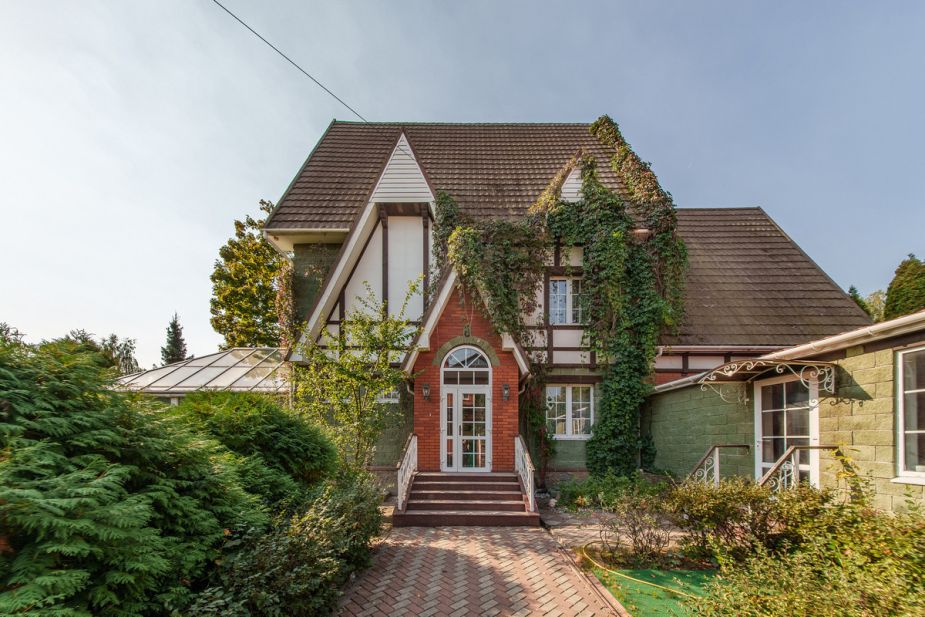 Дом с бассейном в КП Урожай