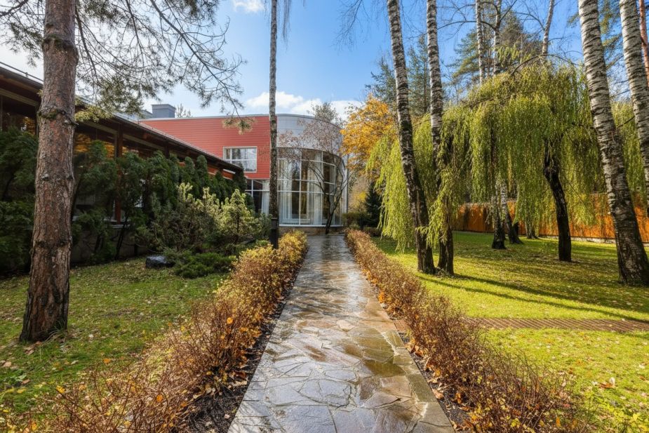 Дом с бассейном в поселке Новинки