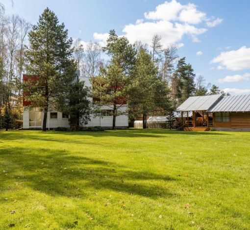 Дом с бассейном в поселке Новинки