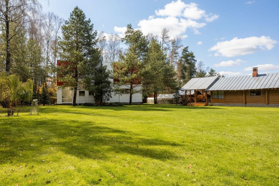 Дом с бассейном в поселке Новинки