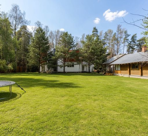 Дом с бассейном в поселке Новинки