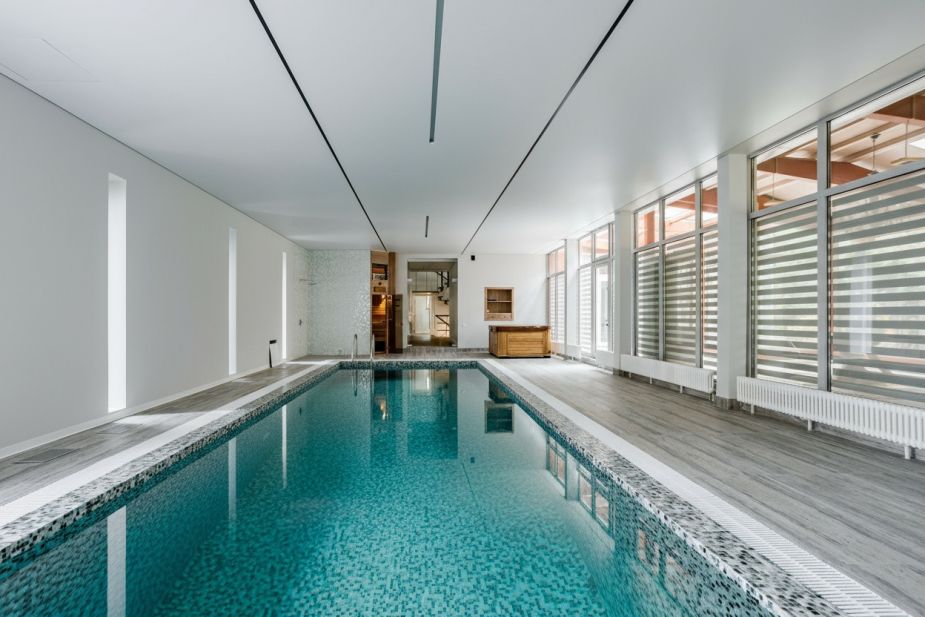 Дом с бассейном в поселке Новинки