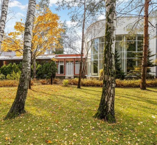 Дом с бассейном в поселке Новинки