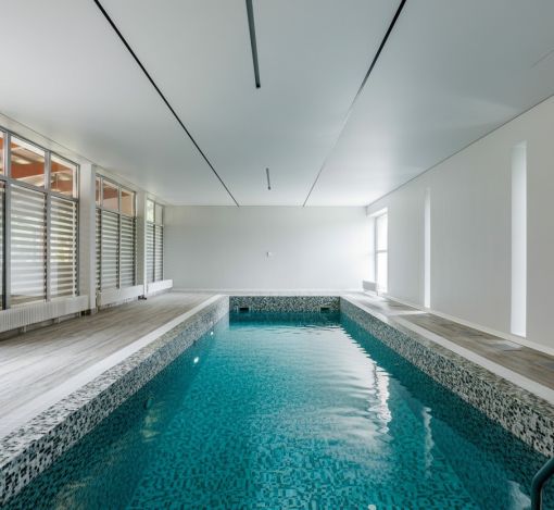 Дом с бассейном в поселке Новинки