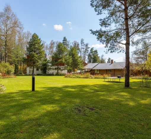 Дом с бассейном в поселке Новинки