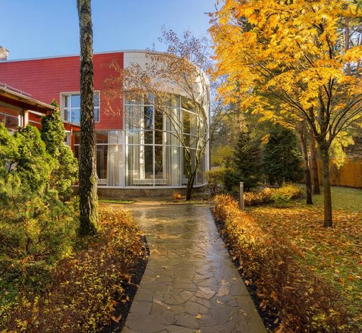 Дом с бассейном в поселке Новинки