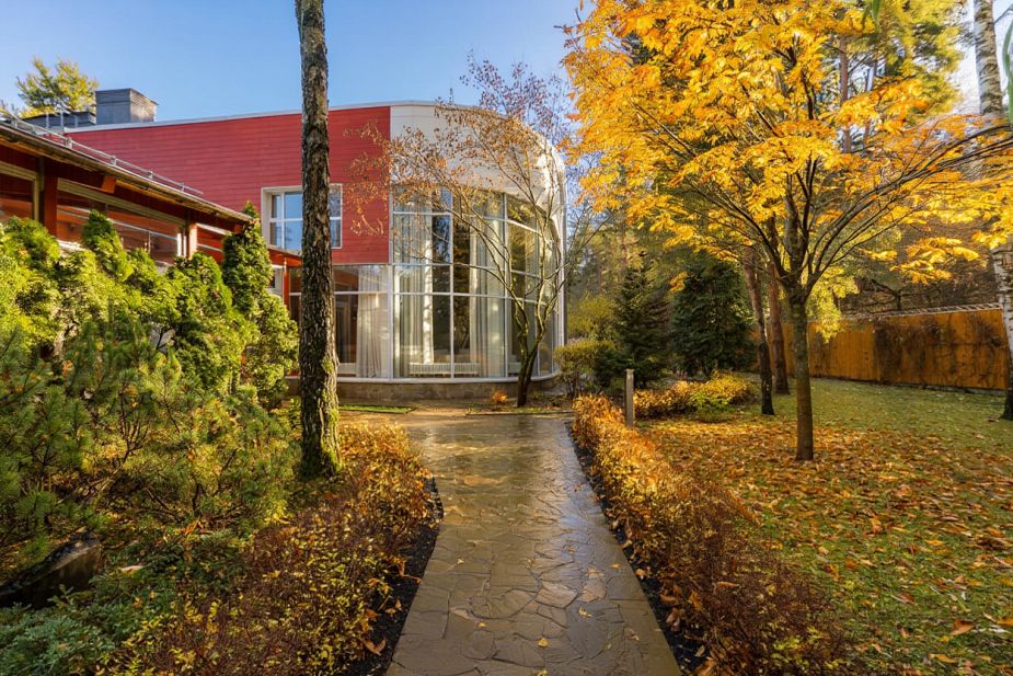 Дом с бассейном в поселке Новинки