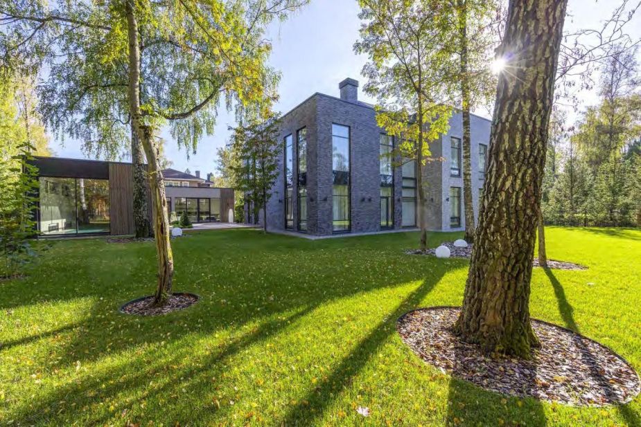 Дом с бассейном в КП Монтевиль