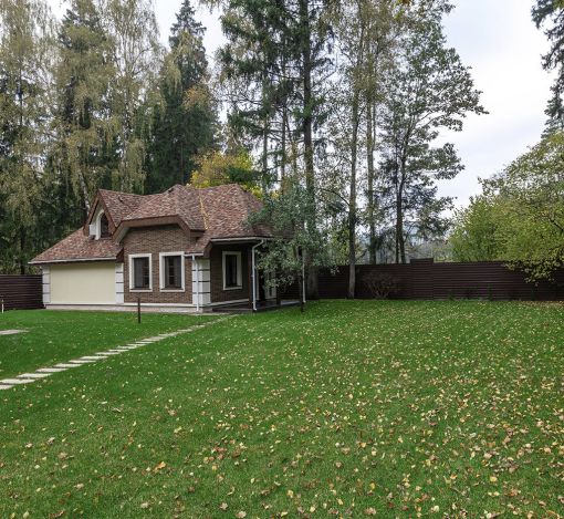 Уютный дом у леса в Опалихе