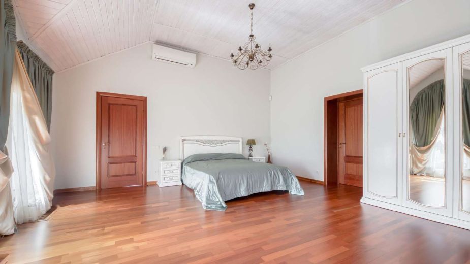 Дом с бассейном в КП Александрово